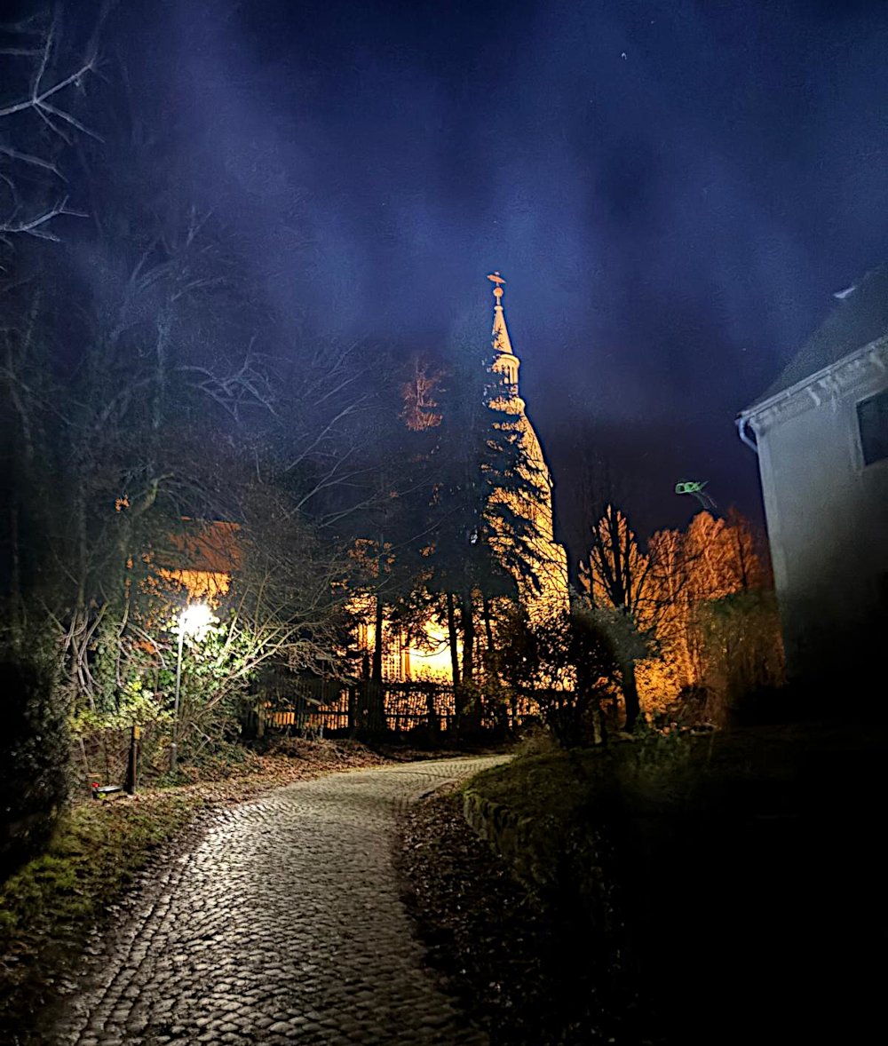 Am Kirchberg - Blick Richtung Kirche. Foto Romy W. Am Kirchberg - Blick Richtung Kirche. Foto Romy W.