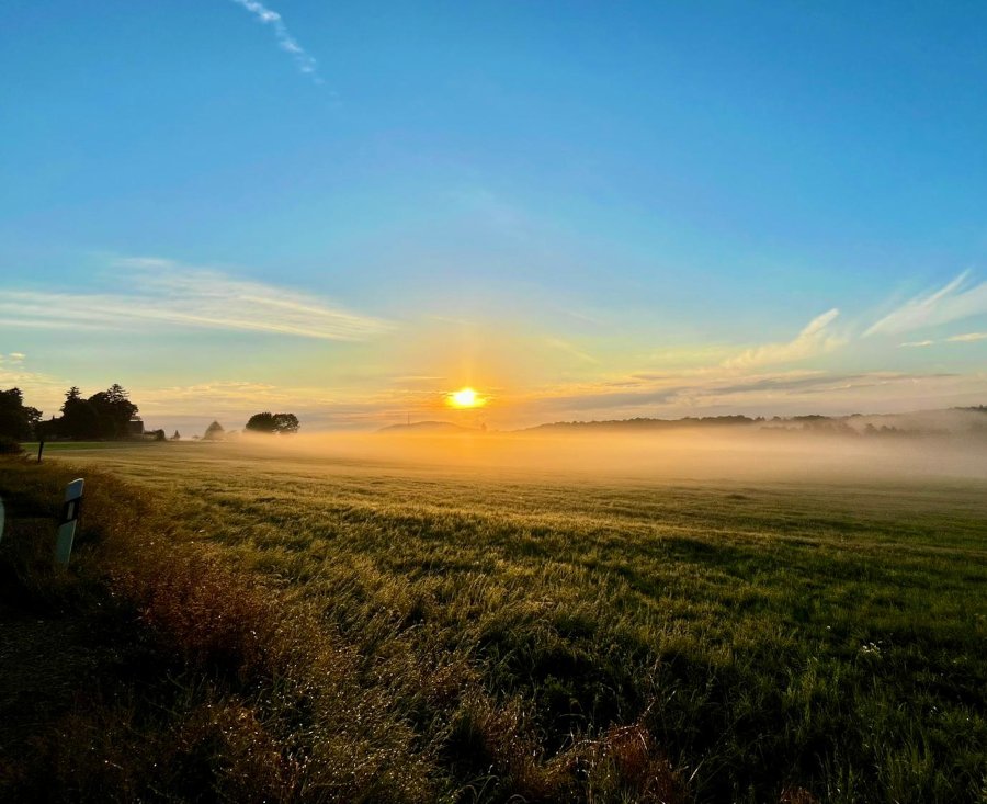 Spätsommerlicher Morgennebel über den Wiesen von Sohland am Rotstein im warmen Licht der aufgehenden Sonne. Foto A. Poost Spätsommerlicher Morgennebel über den Wiesen von Sohland am Rotstein im warmen Licht der aufgehenden Sonne. Foto A. Poost